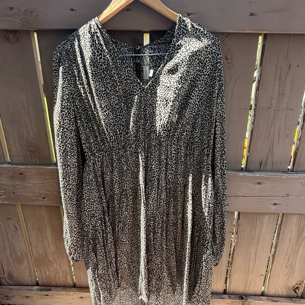 🎉NWT🎉 Super Cute Animal Print V-Neck Dress